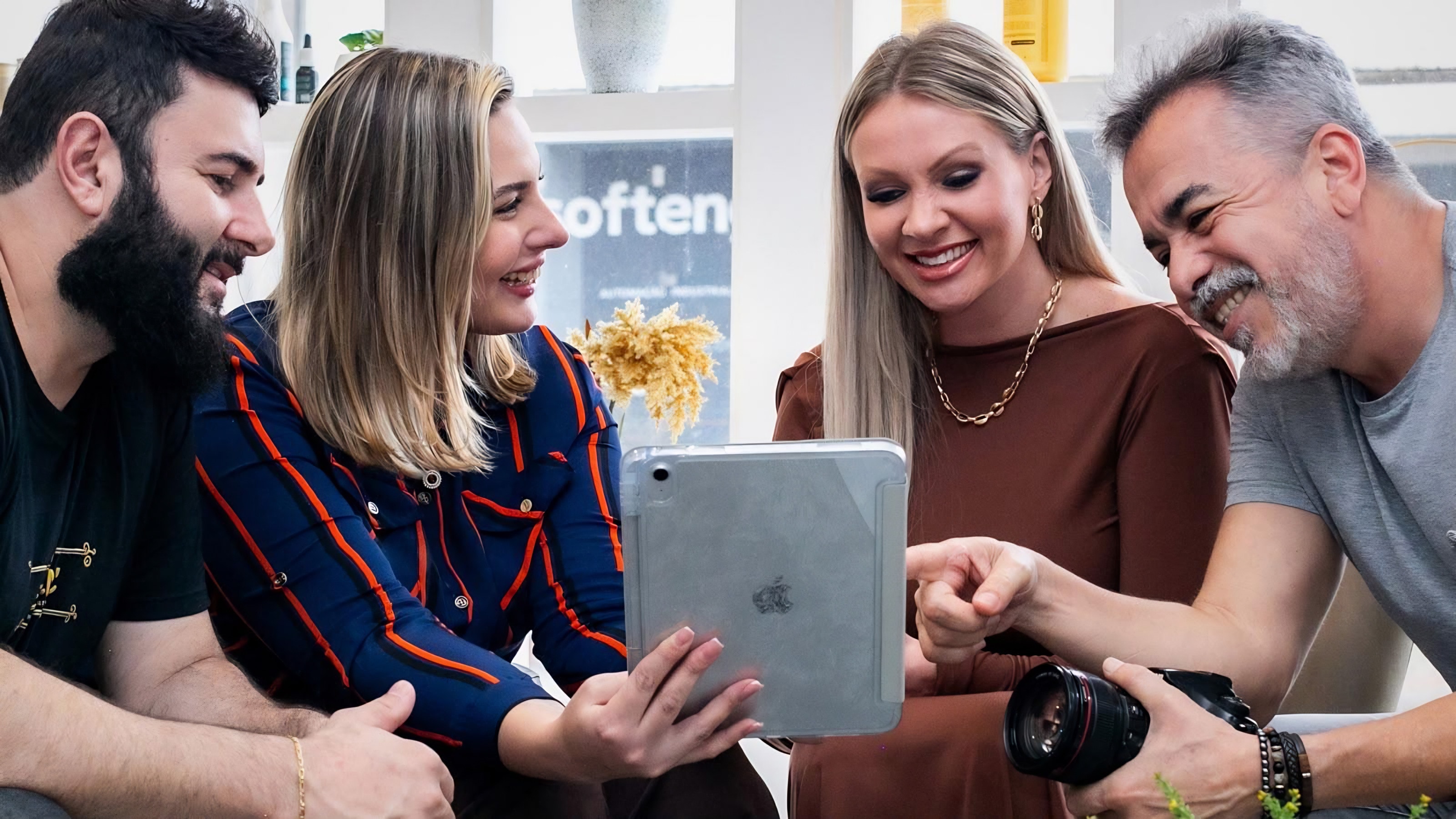Equipe Persona Pró revisando o conteúdo das redes sociais de clientes em um tablet