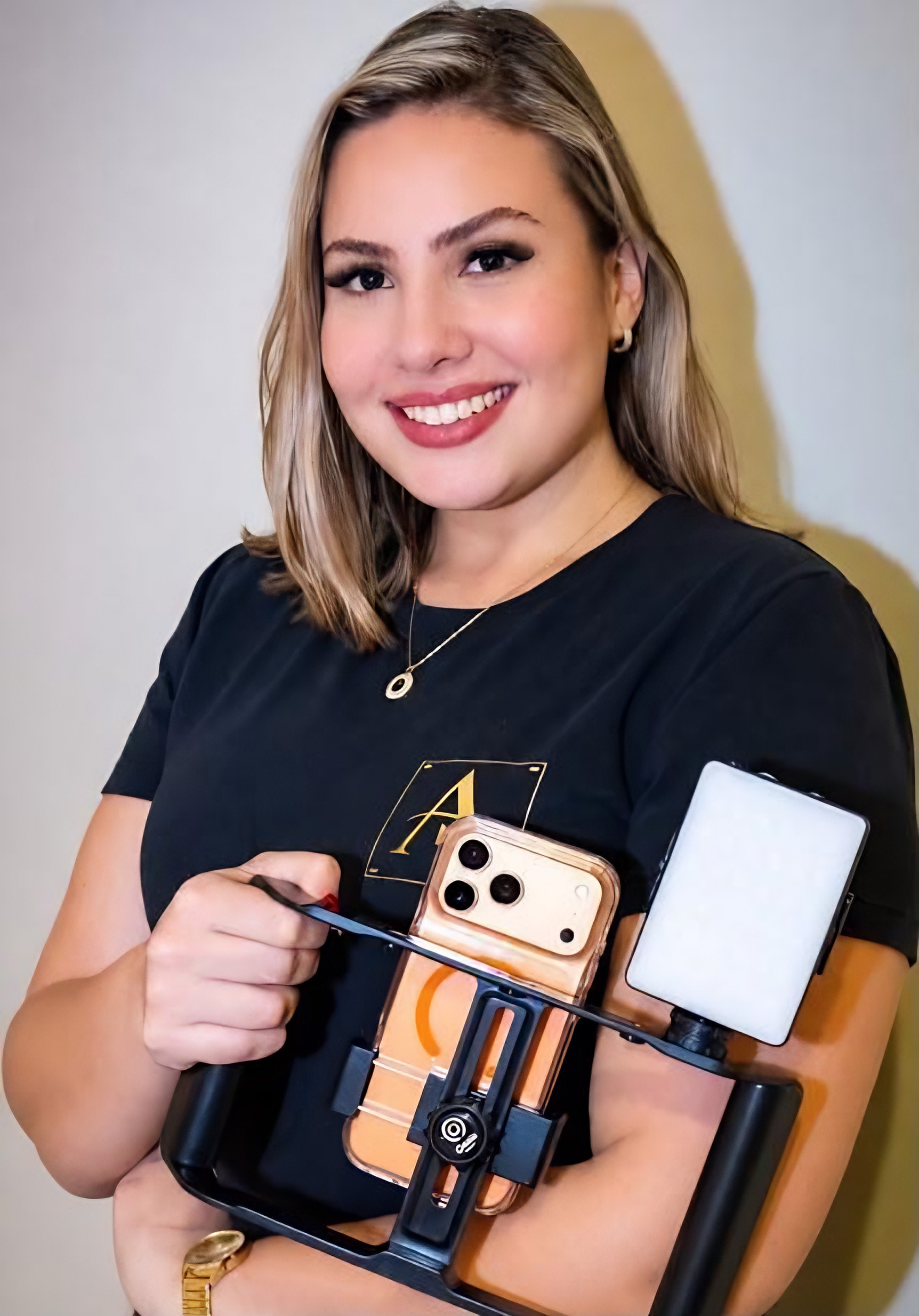 Retrato de Sarah Bordim com seu kit de gravação